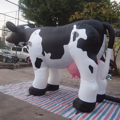 Mucca Gonfiabile Realistica in Piedi – Decorazione Animale a Grandezza Naturale Personalizzabile