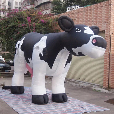 Mucca Gonfiabile Realistica in Piedi – Decorazione Animale a Grandezza Naturale Personalizzabile