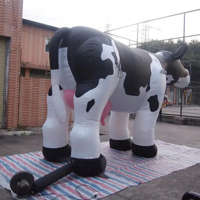 Mucca Gonfiabile Realistica in Piedi – Decorazione Animale a Grandezza Naturale Personalizzabile