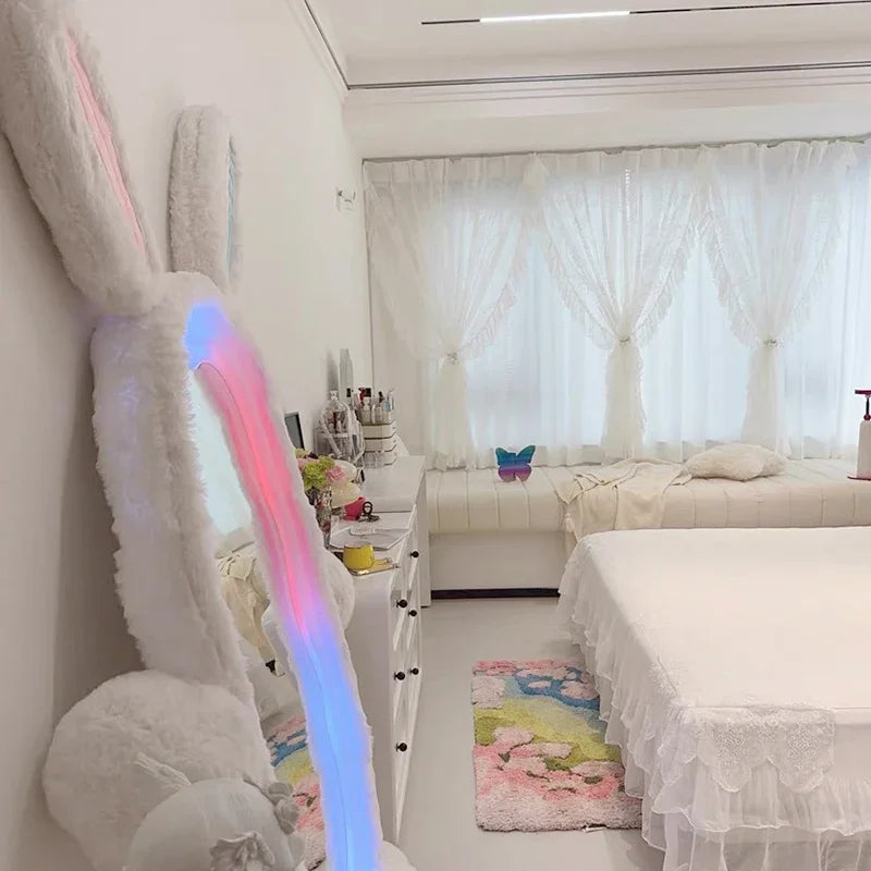 Specchio a corpo di coniglio in peluche con luci LED | 39" x 75" (100 x 190 cm)
